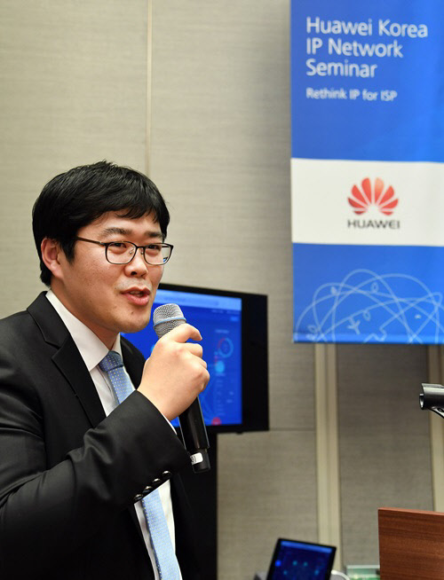 사진설명 : 김우진 한국화웨이 엔터프라이즈 네트워크 제품군 기술 부장이 한국화웨이 'Rethink IP for ISP' 세미나에서 발표하고 있다.